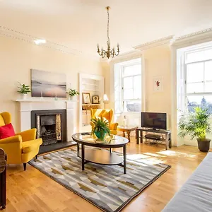 Altido Retro Castle Retreat 2bed Apartment Edinburgh